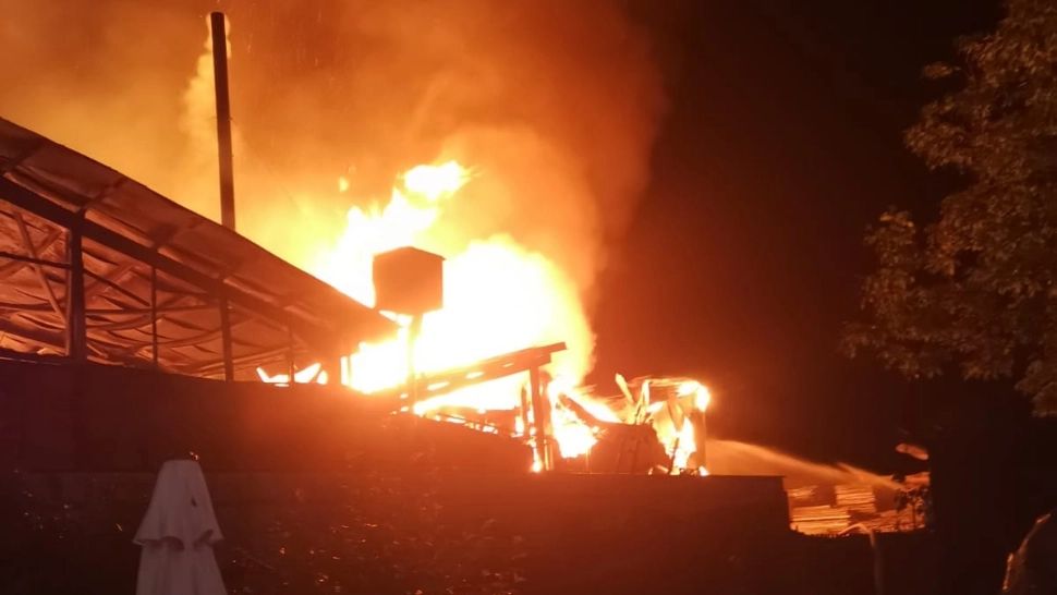 Incendiu DEVASTATOR la o fabrică de mobilă din Fântânele - Intervenția pompierilor pentru a localiza focul