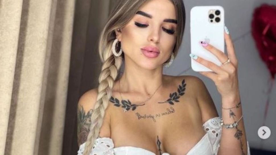 Tânără influenceriță pe Instagram