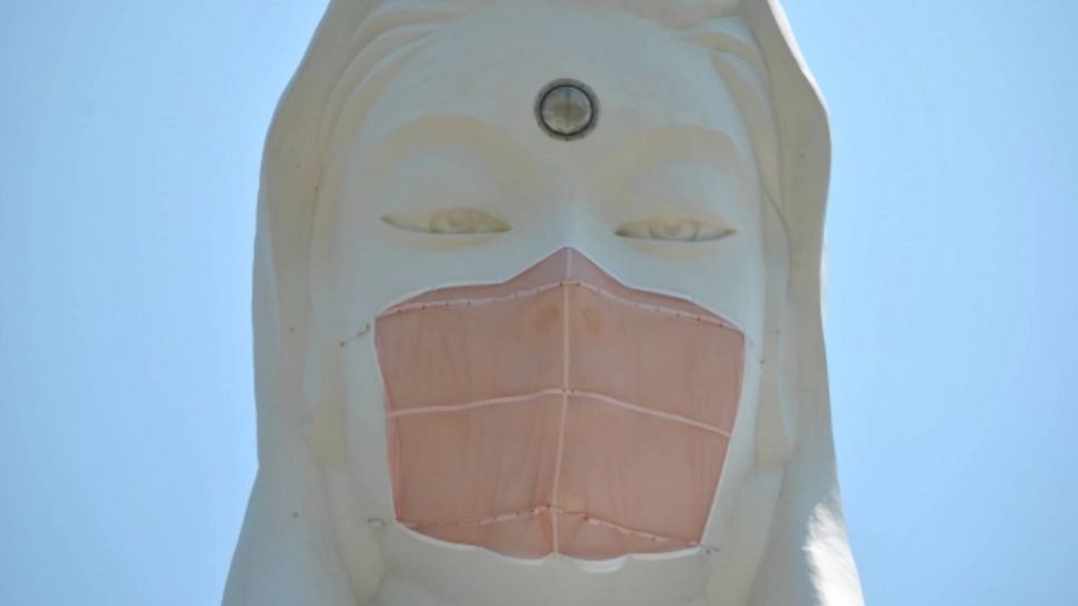 MASCĂ pusă pe statuia unei zeițe în Japonia, ca o rugăciune pentru sfârșitul pandemiei Foto: Twitter.com