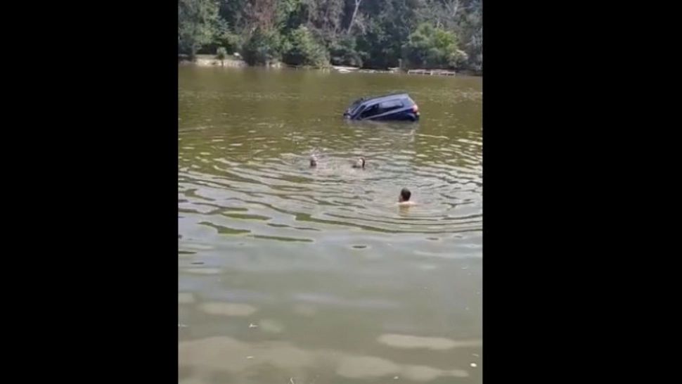 Mașină în lac