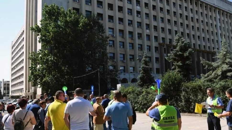 FEROVIARII din România, PROTEST în fața Ministerului Transporturilor în ziua moțiunii