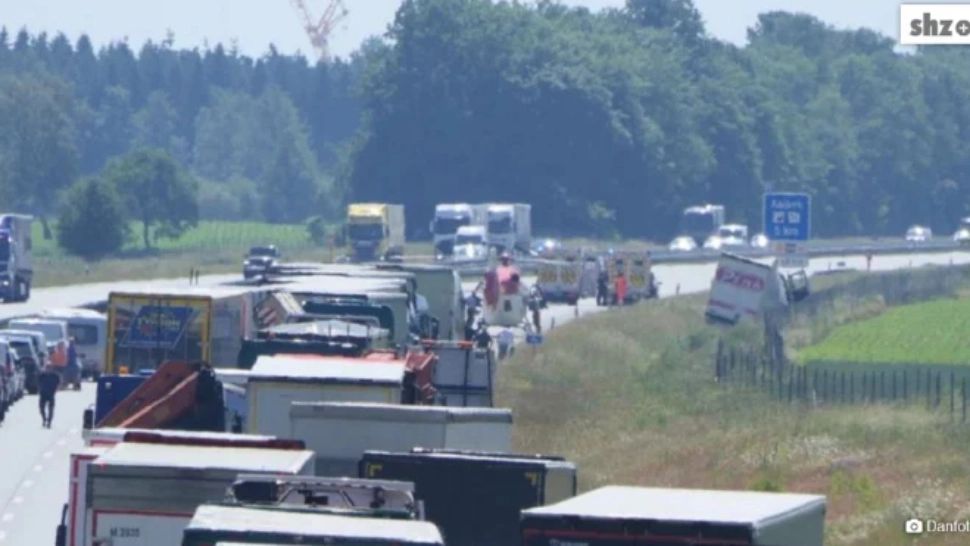 Coada de TIR-uri, după accidentul suferit de un șofer român (foto: preluare stiridiaspora.ro)