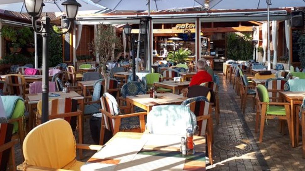CRIZă de personal pe Litoral! Patronii de terase și restaurante sunt și bucătari, și ospătari în 2021