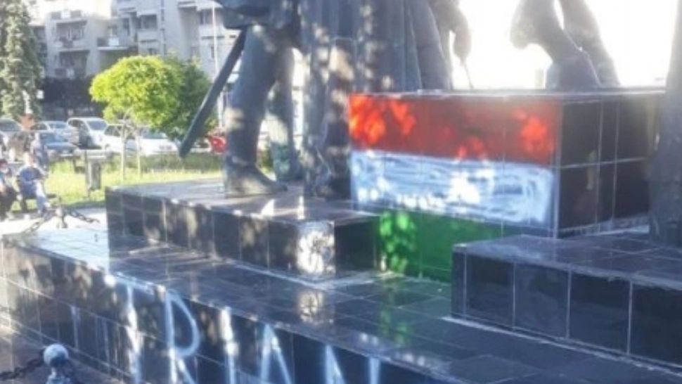 Patru adolescenți, reținuți pentru vandalizarea statuii Mihai Viteazul din Sf. Gheorghe