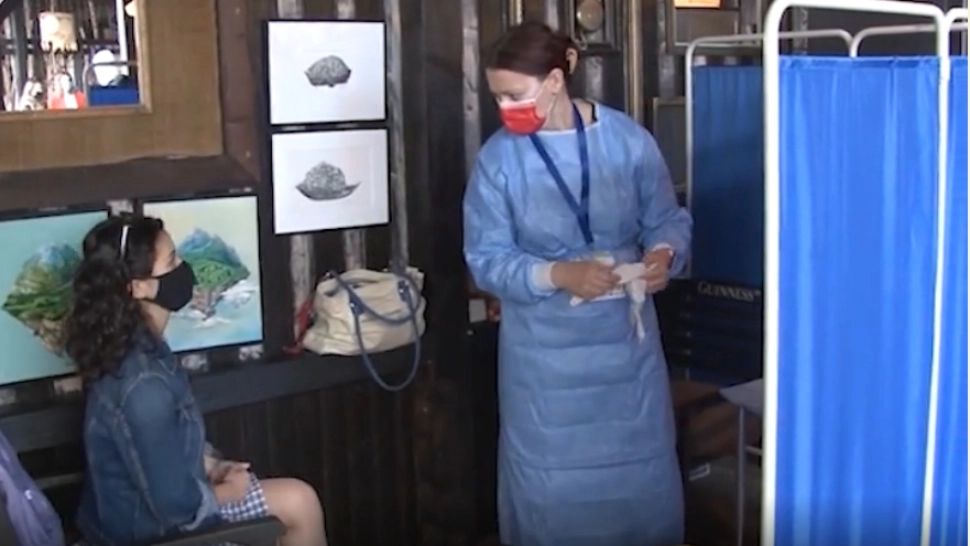 Maraton de vaccinare la terasă. Foto: captură Realitatea Plus