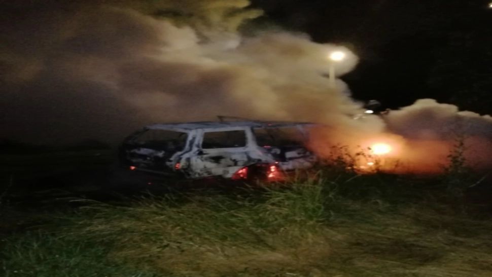 Maşina a fost distrusă de flăcări. Foto: Realitatea de Mureș