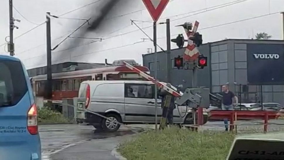 Tren oprit de un șofer grăbit, în Cluj. Foto: captură video