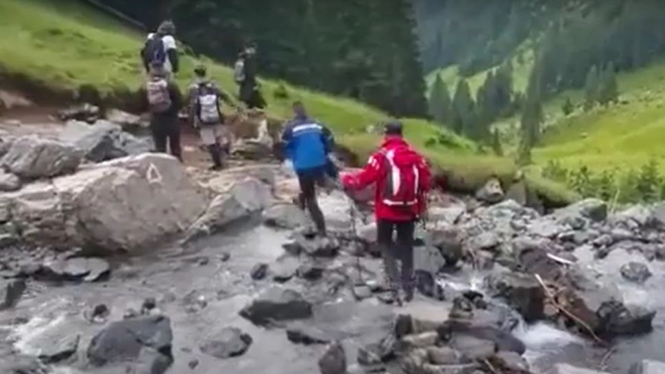 Operaţiune de salvare a patru tineri din Râmnicu Vâlcea. Foto: Captură video