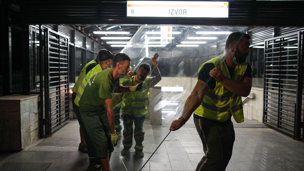 A început demolarea chioșcurilor la stația de metrou Izvor / Foto: Inquam Photos