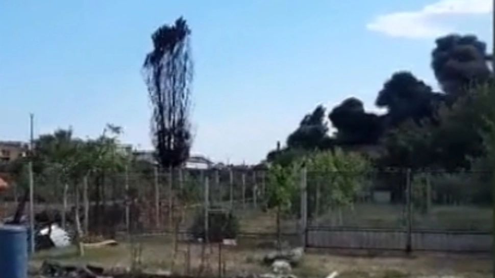 Fum după incendiul de la depozitul Salonta, Bihor