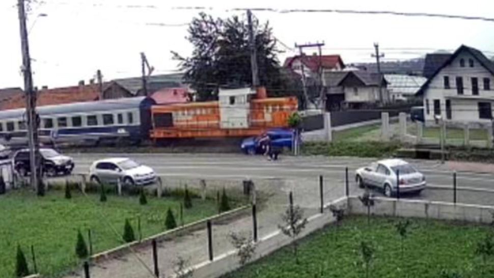 Doi oameni s-au salvat în ultima clipă, după ce un tren le-a lovit mașina / Captură foto