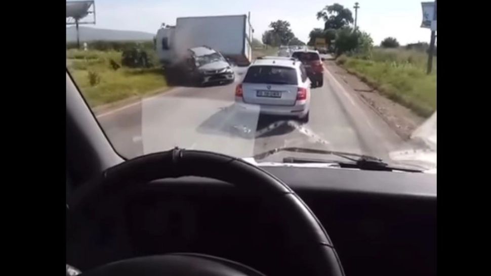 O bătrână de 70 de ani a lovit o dubă. Foto/captură video