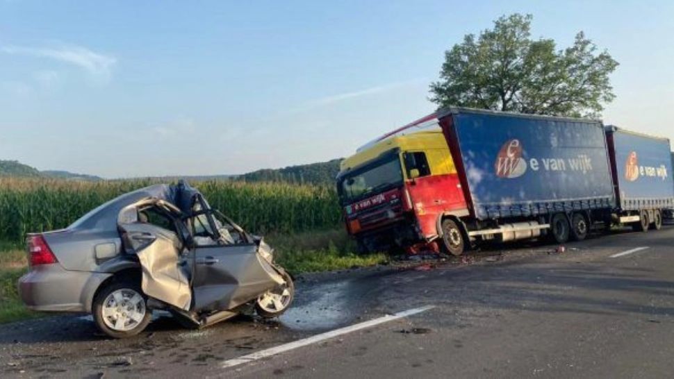 Resturile autoturismului care s-a izbit de TIR (foto: ISU Mures) 