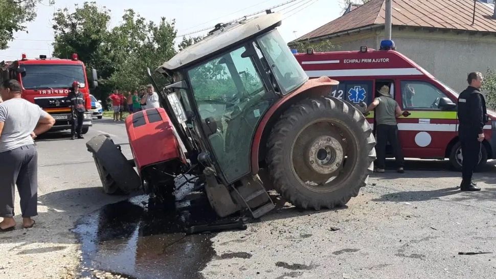 Impact nimicitor între un tractor și un BMW / Foto: ziarulteleormanul.ro