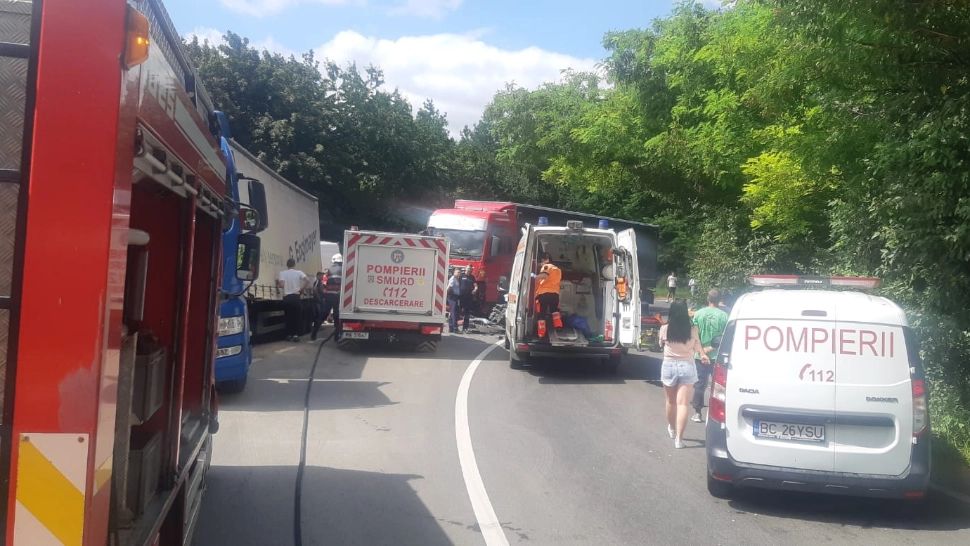 Accident cu 3 victime între un autoturism și un TIR. Foto: ISU Bacău