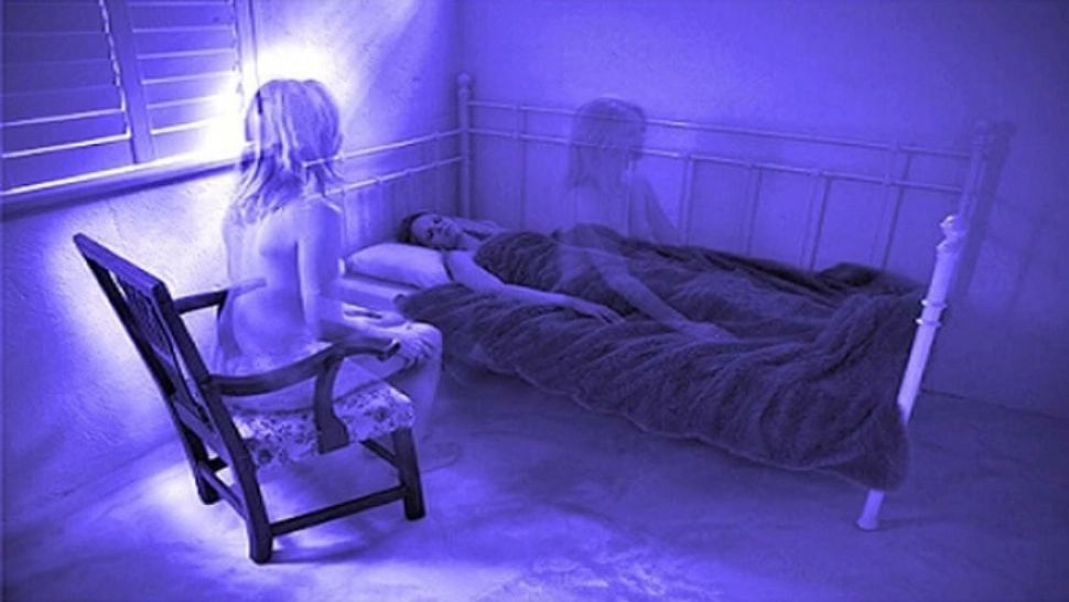 Femeia a simțit cum trece, încet încet, într-o altă lume