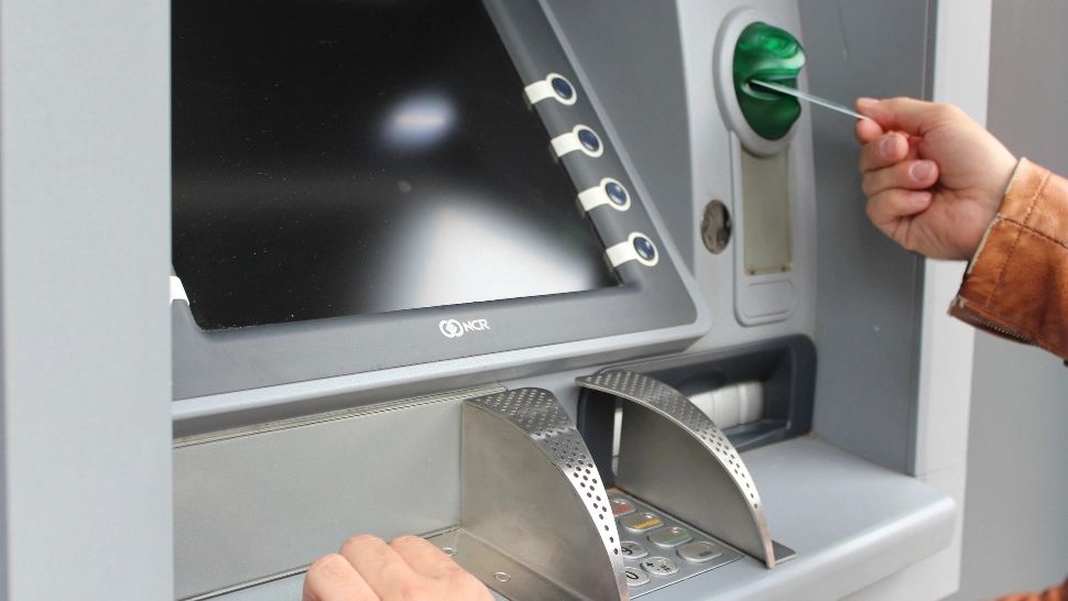 Țara vecină iubită de turiștii români unde bancomatele vor distribui doar euro de anul viitor.