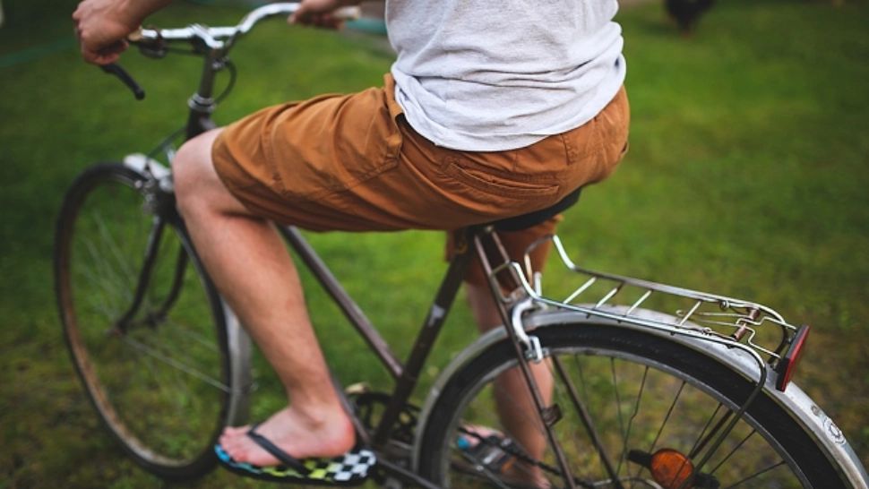 Biciclist amendat cu 1.800 de lei pentru că nu avea beculețe. Poliția ingnoră șoferii drogați