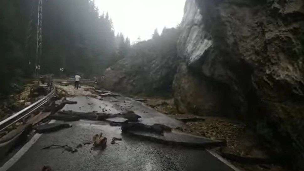 Drumul către un important obiectiv turistic din Bucegi, complet distrus de viitură. Foto/Captură video
