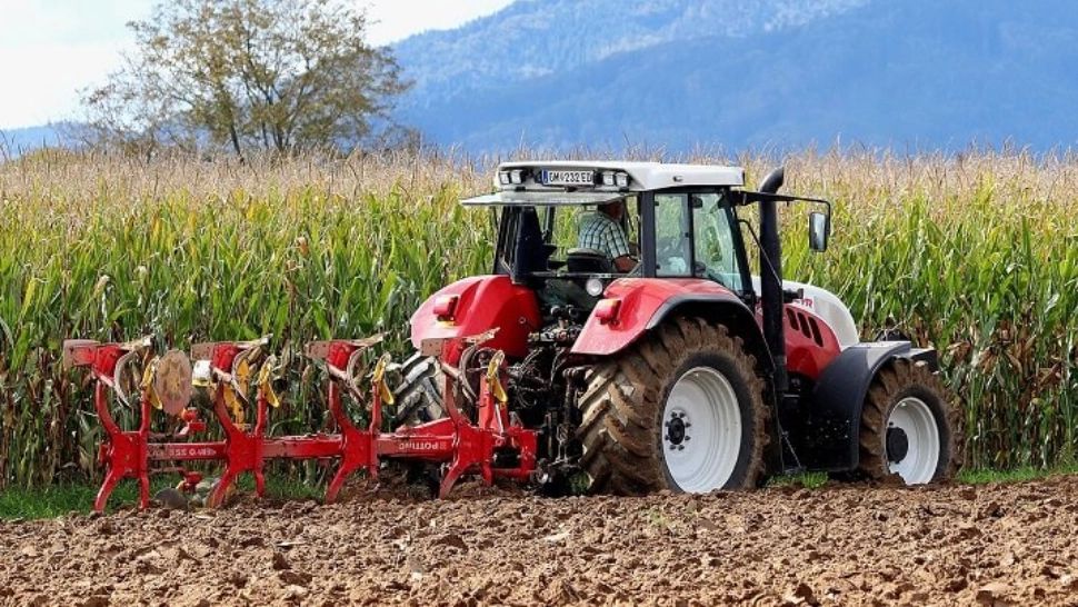 Cât poate câștiga un tractorist în 2021 în România - Promisiunile fermierilor