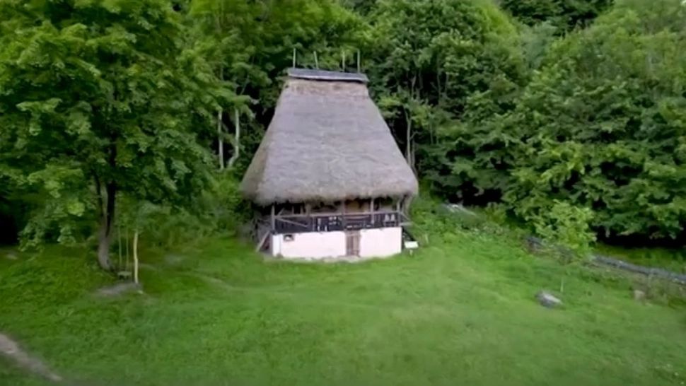 Au renunțat la viața de oraș pentru un sat din munți. Foto: captură video