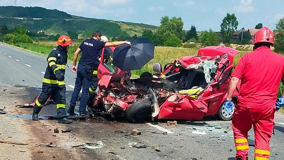 În urma impactului, autoturismul s-a transformat într-o grămadă de tablă