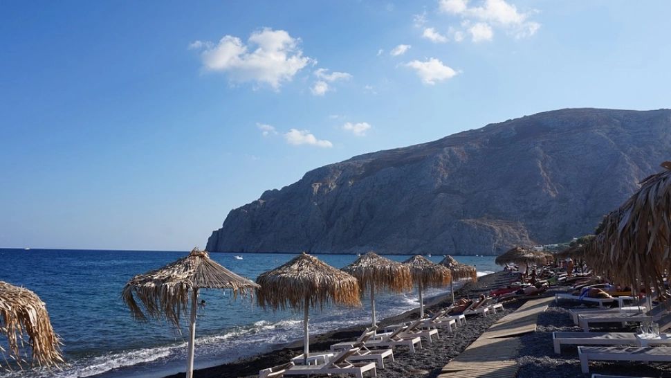 Avertisment pentru turiști: 13 insule grecești, printre care Santorini și Mykonos - în zona ROȘIE COVID-19