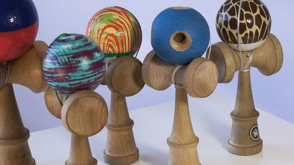 Kendama este un joc de atenţie, coordonare și de strategie