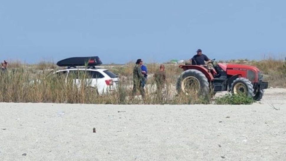 Mașină parcată pe o plajă din Grecia 