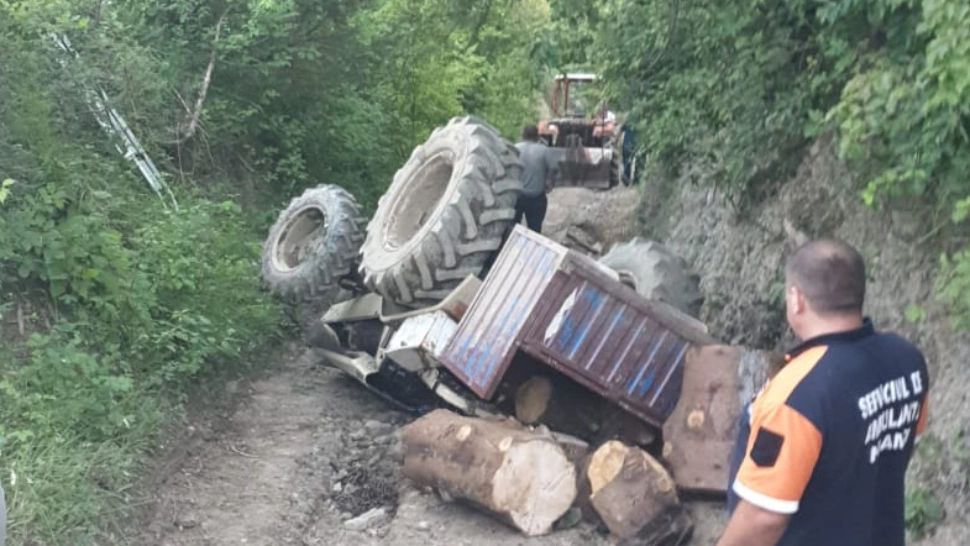 Moarte CUMPLITĂ în județul Neamț: Și-a dat ultima suflare prins sub tractorul pe care-l conducea