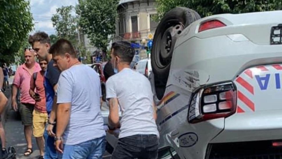 Mașină de poliție răsturnată