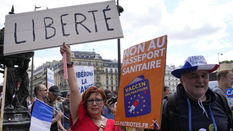 PROTESTE masive în Hexagon! SUTE de mii de francezi, în stradă, împotriva vaccinării obligatorii Foto: Twitter