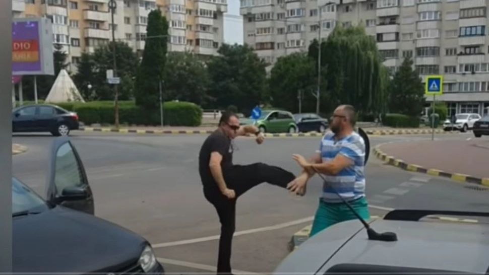 Bătaie în mijlocul străzii, la Suceava, între doi șoferi. Foto/Captură video
