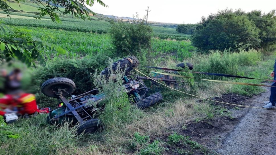 A murit după ce a căzut cu tractorul în canalul de irigații. Foto arhivă
