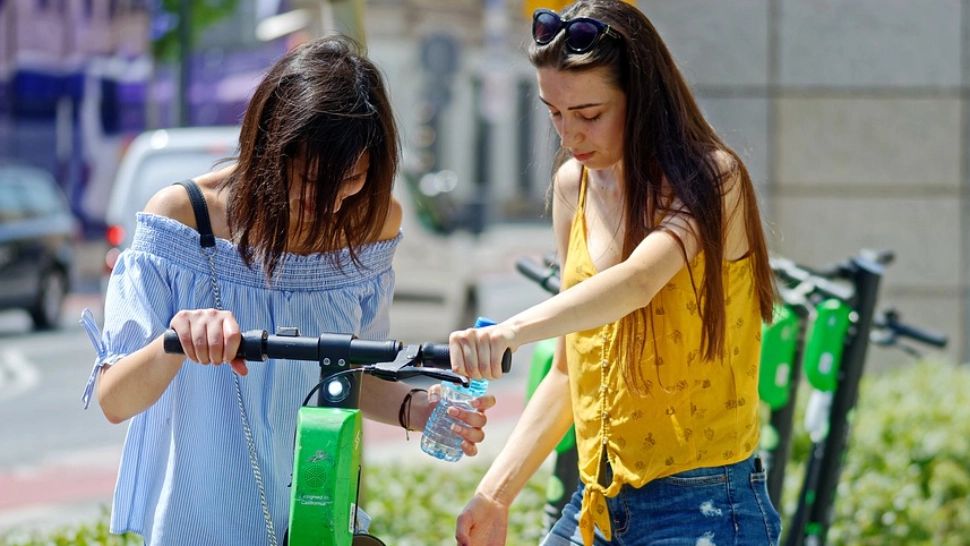 Trotinetele electrice, la un pas să fie INTERZISE într-un oraș din Europa după moartea unei femei