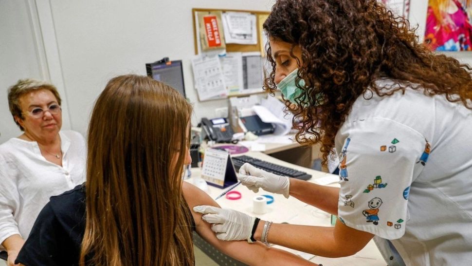 Vaccinarea tinerilor în Israel