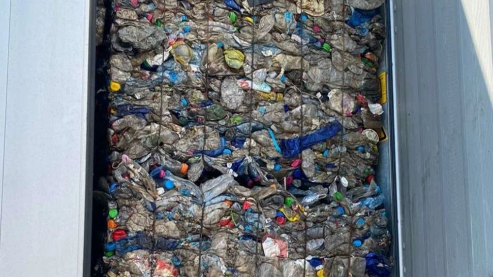 Peste 17 tone de deşeuri din plastic, oprite la Vama Giurgiu. Sursa foto: Politia de Frontiera Romania