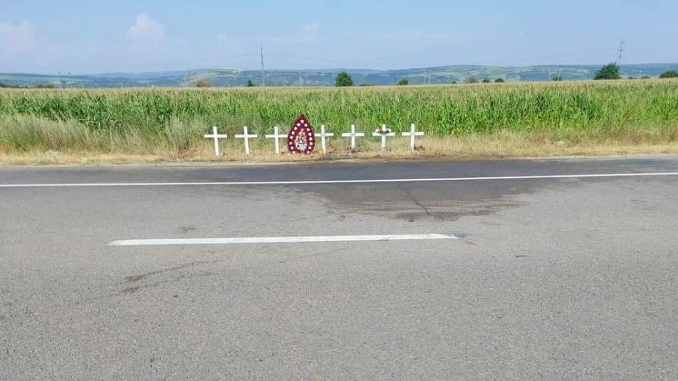  O coroană şi şapte cruci, pe marginea drumului
