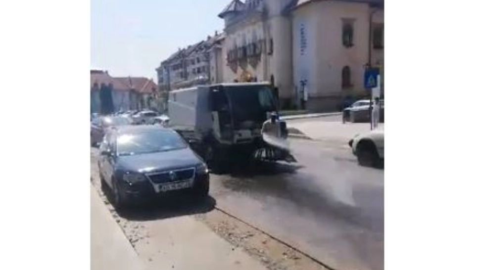 Metodă inedită de a spăla asfaltul Câmpulung. Captură video