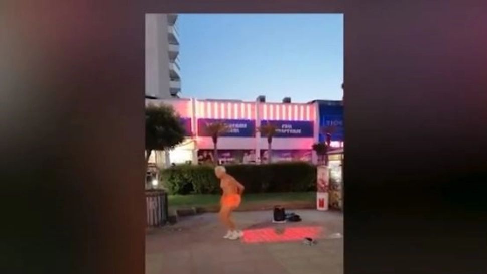Un bătrânel oferă trecătorilor din Sunny Beach un spectacol stradal inedit. Captură video