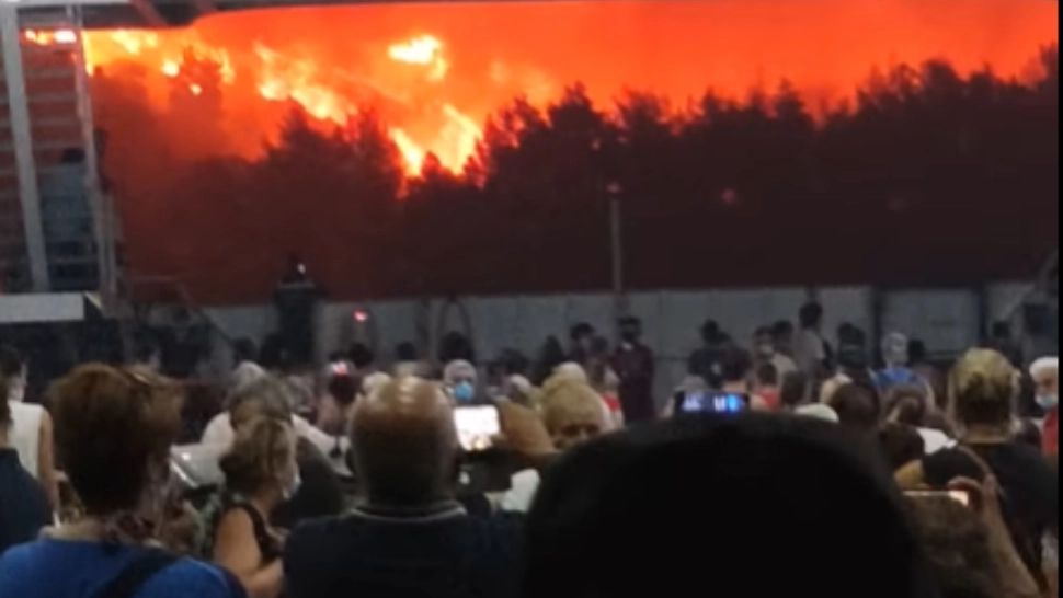 Greci evacuați de pe insula Evia