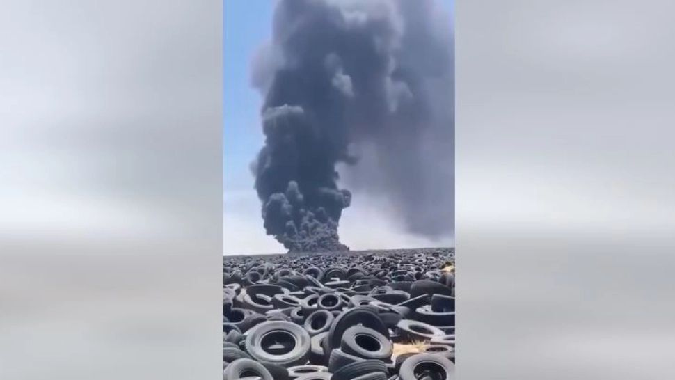 Incendiu puternic la cel mai mare depozit de anvelope