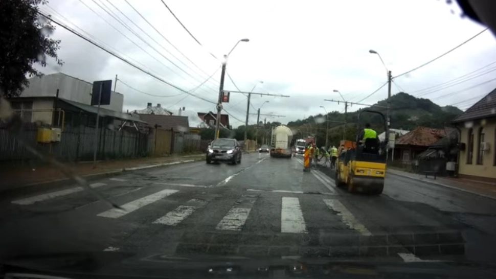 Asfaltare pe Cod portocaliu de instabilitate atmosferică, în Piatra Neamț / Captură foto