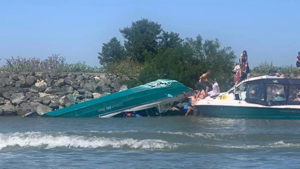 O barcă plină cu turişti s-a răsturnat în zona milei marine 17
