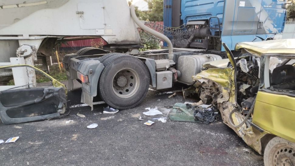 Foto arhivă. Accident pe A1, între un TIR, o camionetă și un autoturism. 