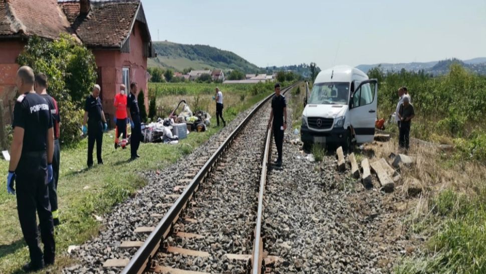 FOTO arhivă. Un microbuz a lovit un tren. 8 pasageri ai mașinii sunt răniți. 