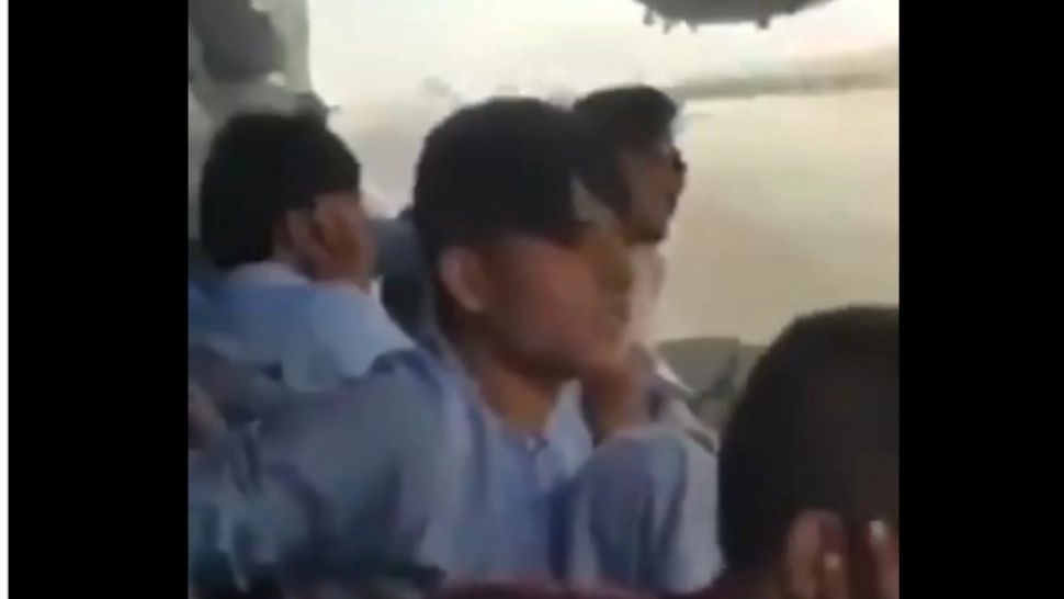 Afgani agățați de avion