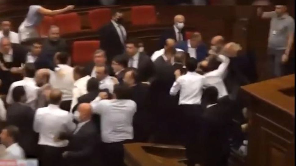 Pumni și picioare în Parlamentul armean. Captură video