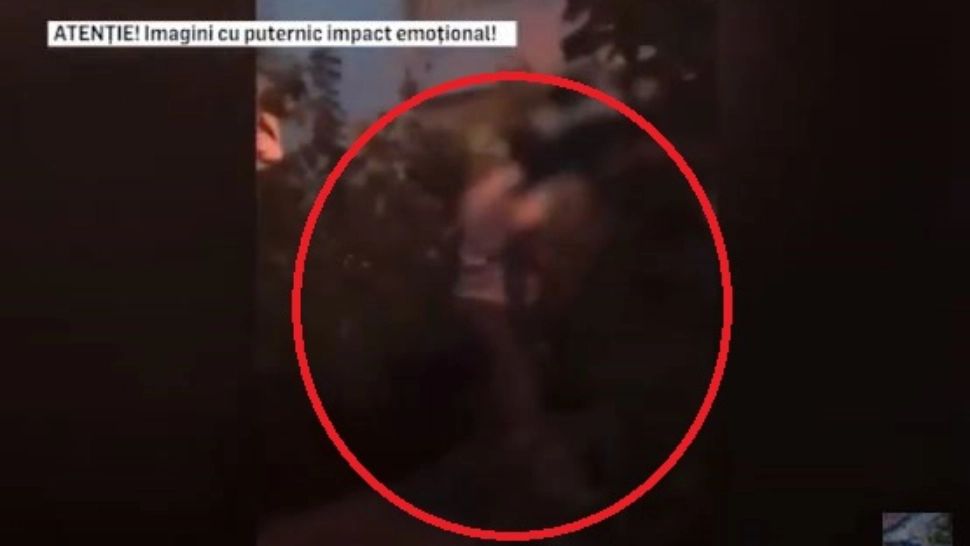 Momentul în care un bărbat bate doi copii în fața unei scări de bloc. Captură video