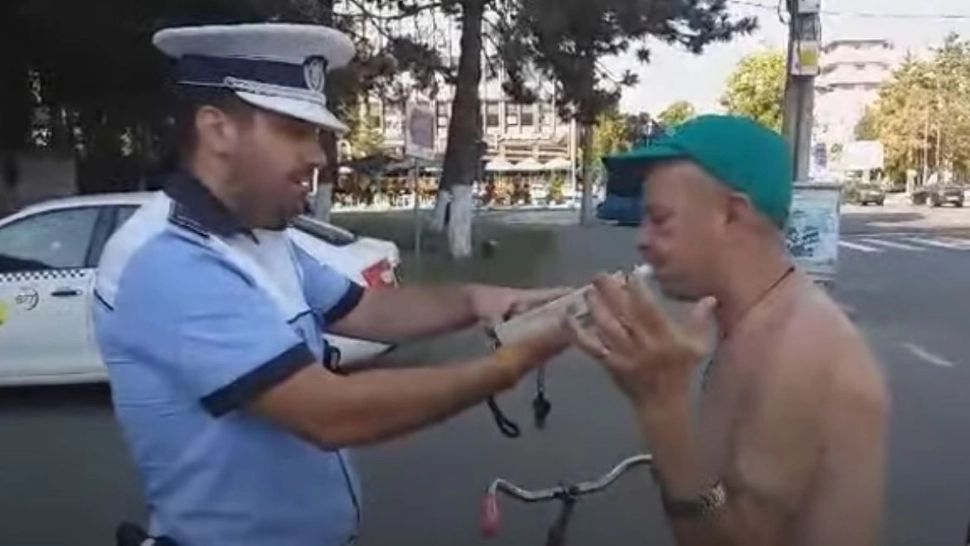 Biciclist mult prea beat ca să poată sufla în etilotest. Foto/Captură video